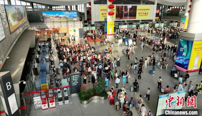 甘肃省民航机场集团单日旅客吞吐量破8万人次 呈历史最佳