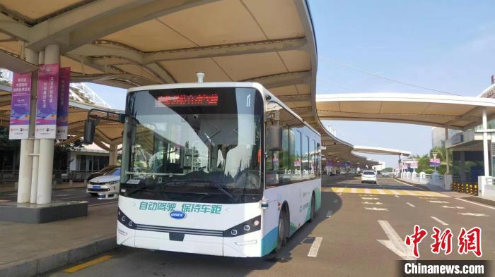 海南首个机场开放道路自动驾驶公交接驳车上线